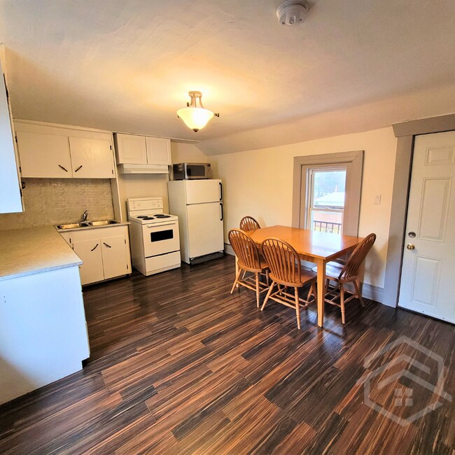 Photo du bâtiment - 2-Bedroom Unit available in Norwich!!