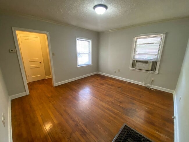 Building Photo - 1 bed, 1 bath (new appliances) in Berclair
