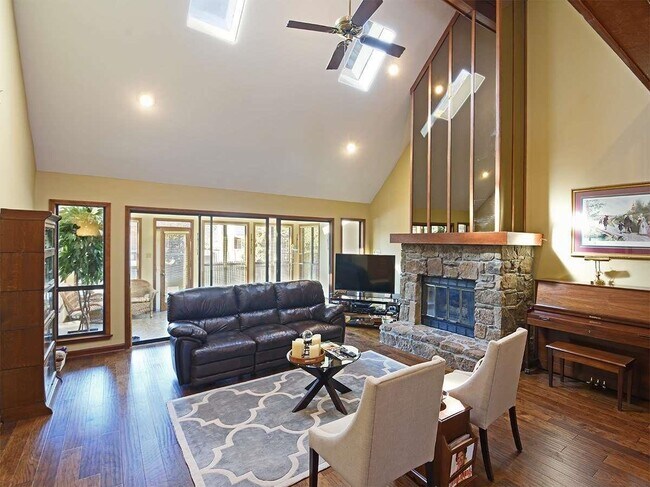 Building Photo - 7559 Cross Village Dr