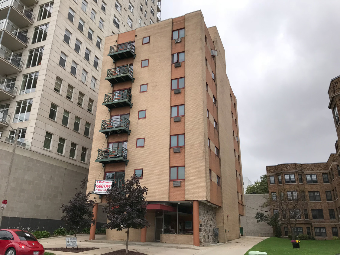 Foto principal - 1321 N. Franklin Place