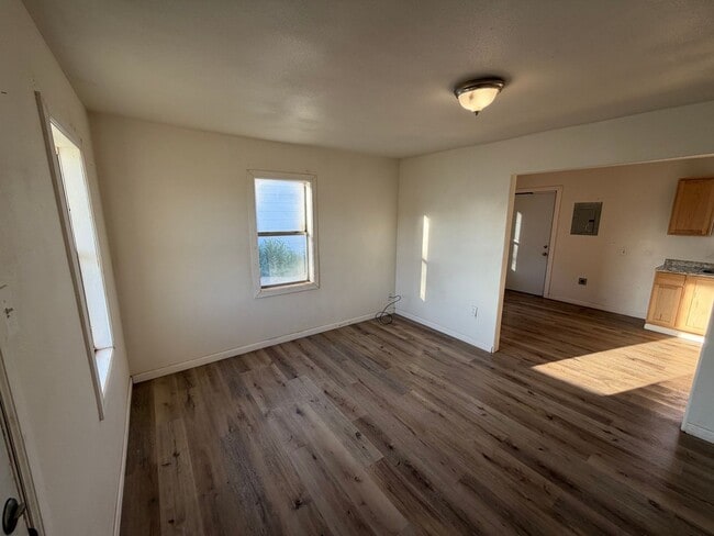 Building Photo - Remodeled 1/1