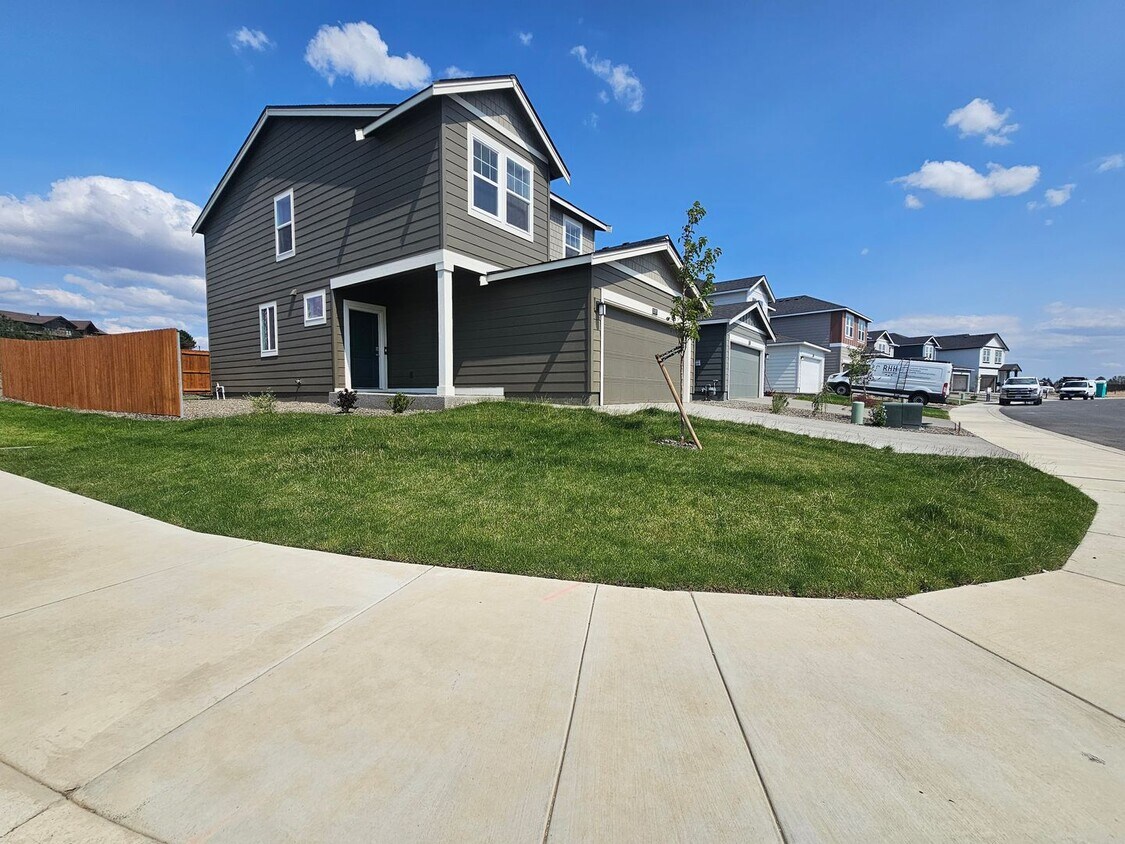 Foto principal - Stunning 4-Bedroom Pet-Friendly Home for L...