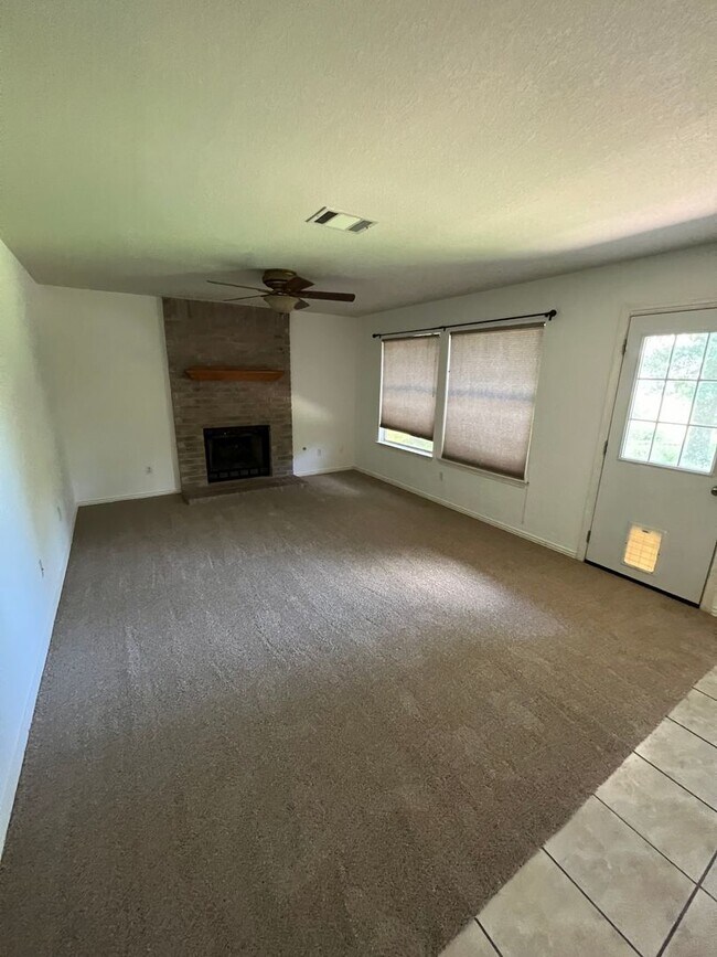 Building Photo - Wonderful Four Bedroom Home in Fern Bluff