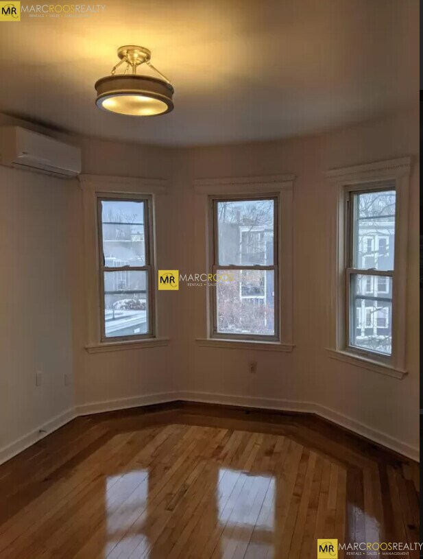 Building Photo - 213 Harvard St