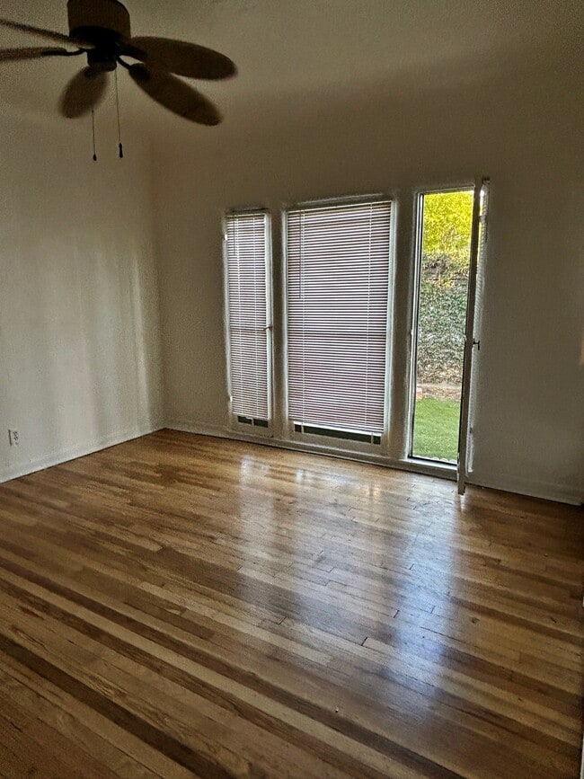 Building Photo - 806 N Poinsettia Pl