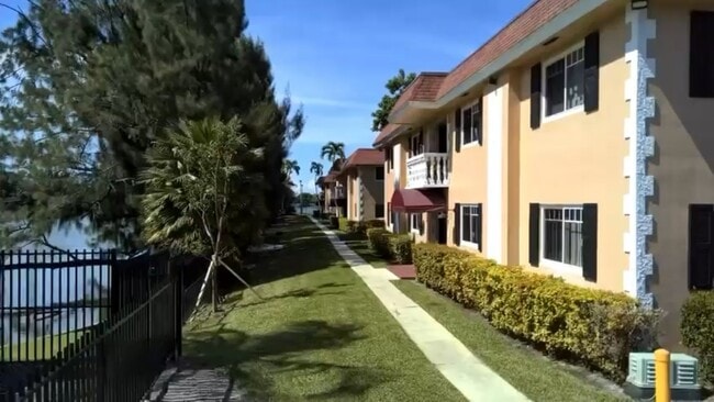 Building Photo - Lake Villa Apartments