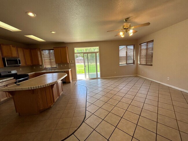 Building Photo - Spacious 6 Bedroom 3.5 Bathroom in SE Visalia!!