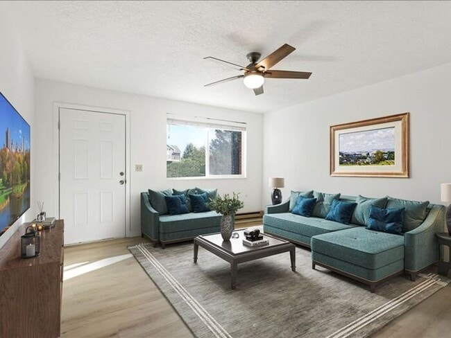 Building Photo - 2 bedroom 1 1/2 bath Apartment Private dog...