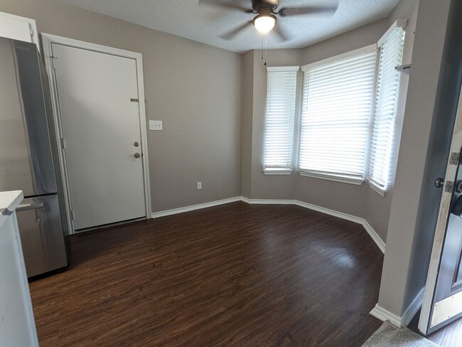 Building Photo - 903 Arizona in Wake Village Available Now