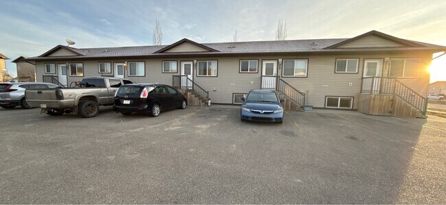 Building Photo - 9225-9293 93 Ave