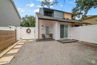 Building Photo - 222 Poinsettia St
