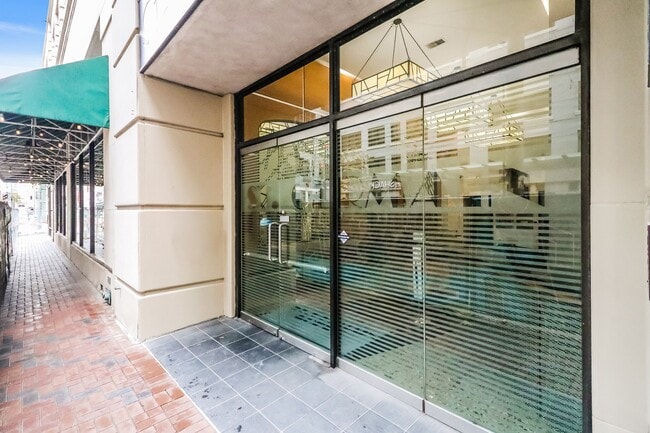 Building Photo - 705 Main St