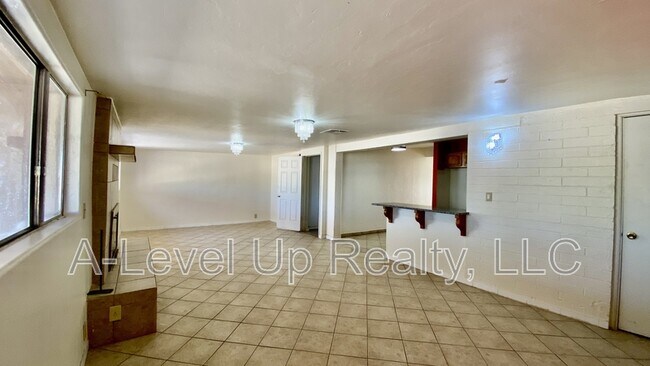 Building Photo - 700 W Calle Colado