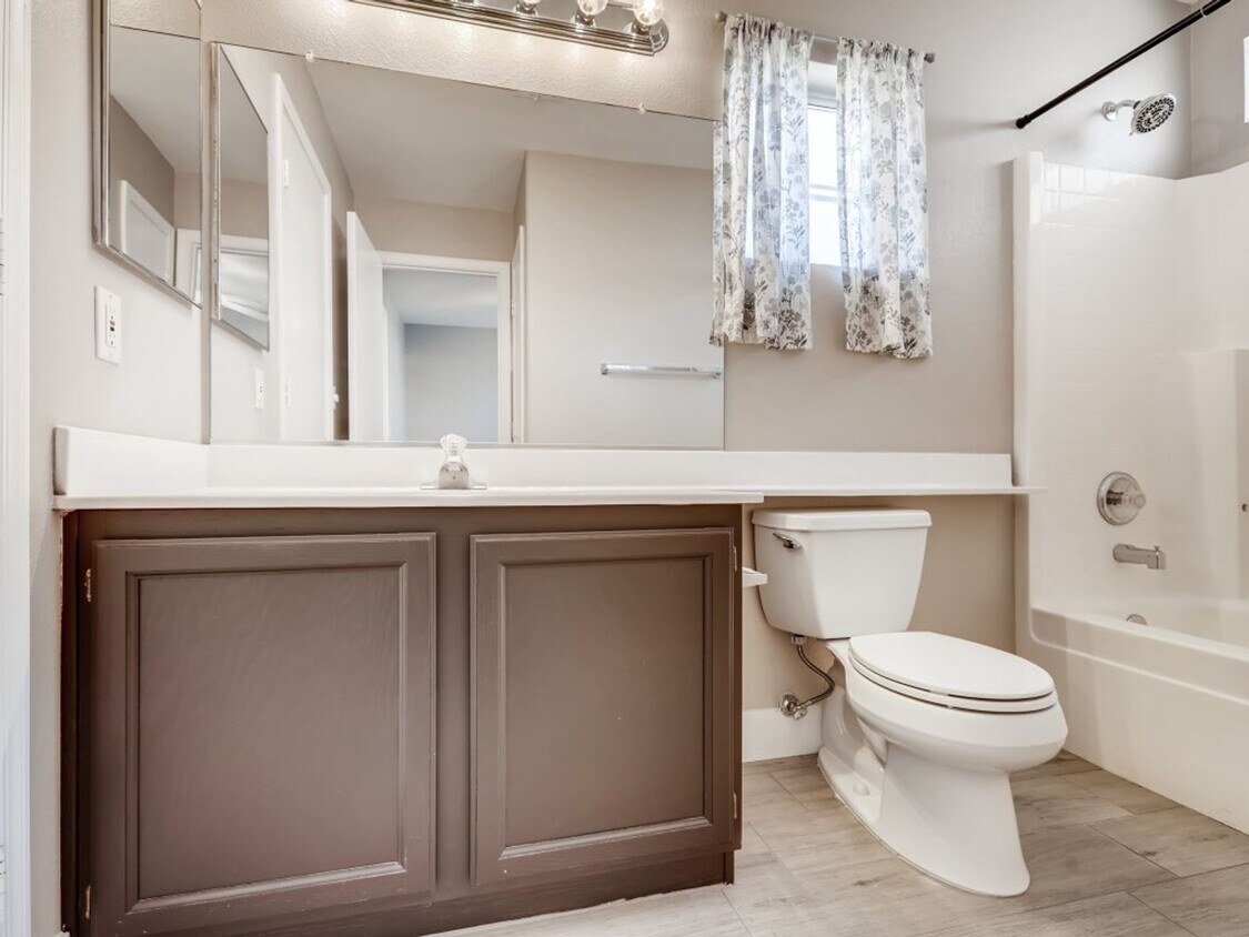 Foto principal - SPACIOUS & ELEGANT LIVING IN THIS GATED HE...