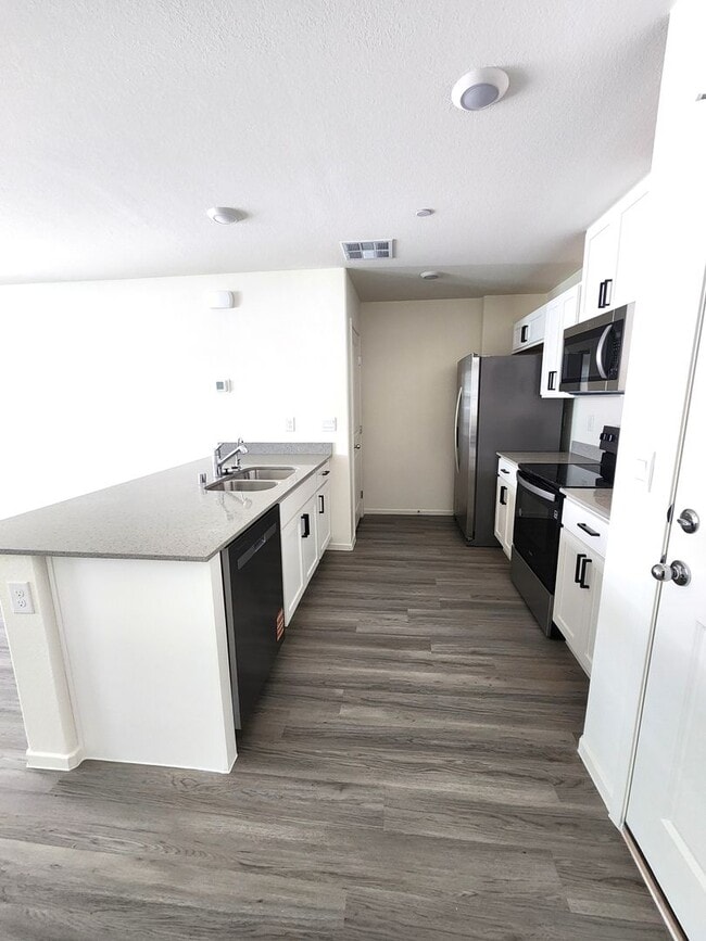 Building Photo - Modern 3-Bedroom, 3-Bathroom Home with Sma...