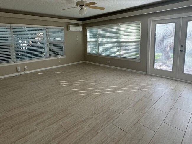 Building Photo - 3 Bedroom, 2 Living Areas in Single Family...