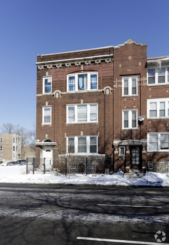 Building Photo - 652 W 55th St