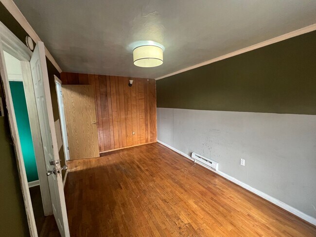 Building Photo - Spacious Upstairs 1 Bedroom + Living Area ...