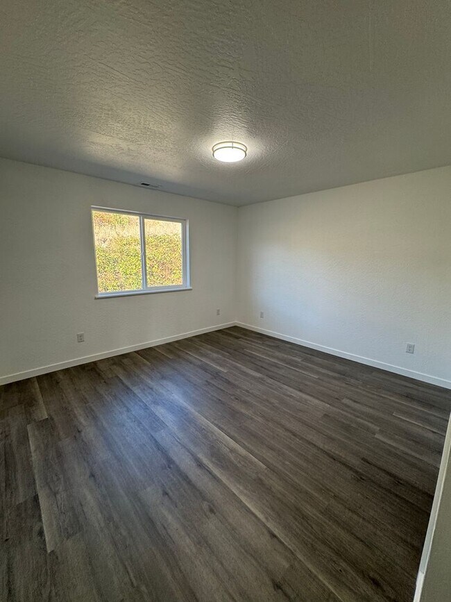 Foto del edificio - 486-488 NE Housley Ave