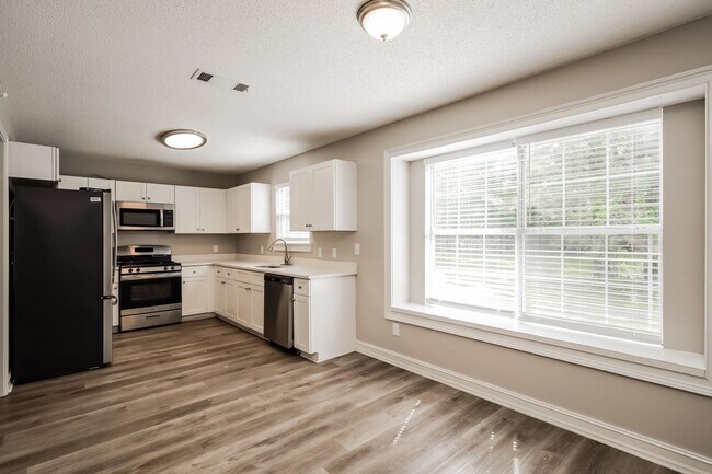 Building Photo - 355 Emerald Trce
