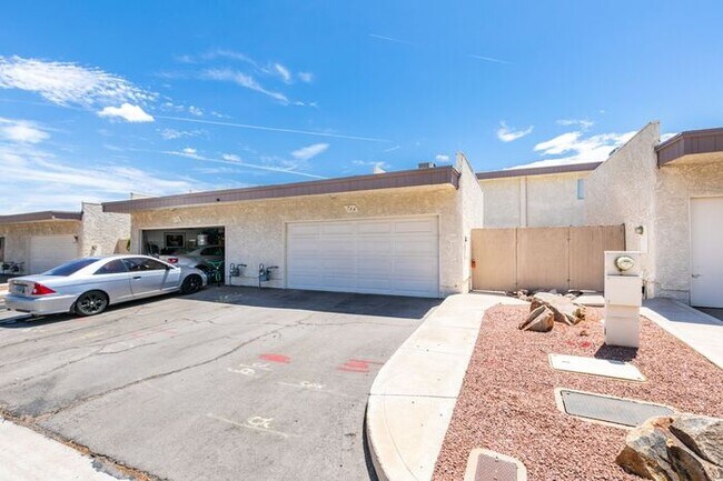 Building Photo - 2 bedroom 2 story townhouse near Horizon D...