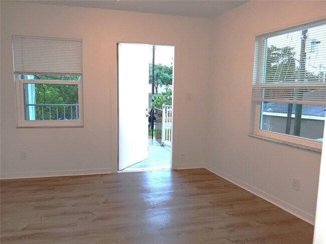 Foto del edificio - 116 Southwest Jefferson Cir N