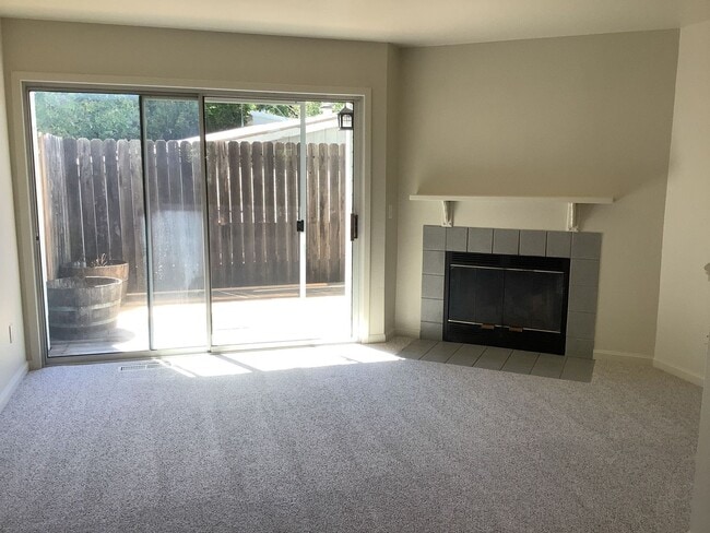Building Photo - Centrally Located 2 Bedroom Townhome