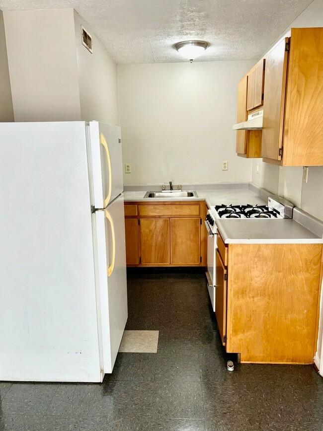Building Photo - Updated first floor 1 bedroom apartment in...