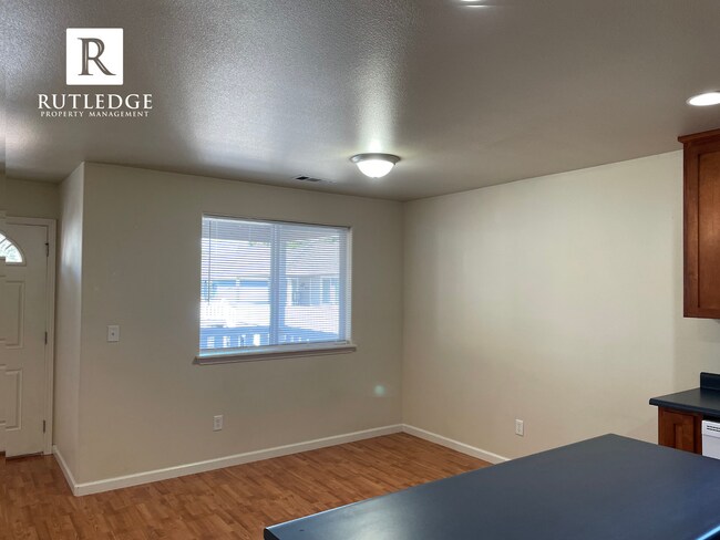 Building Photo - Quiet Cul-De-Sac Upstairs Living