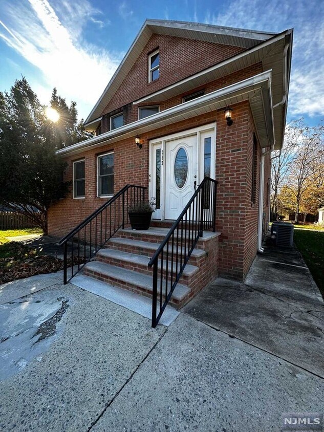 Primary Photo - 385 Godwin Avenue