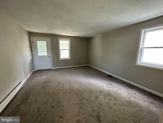 Building Photo - 134 Maple Ave