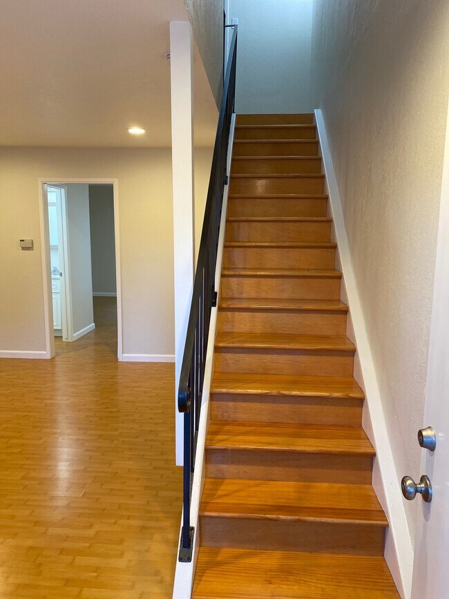 Building Photo - 2084 Ascot Dr