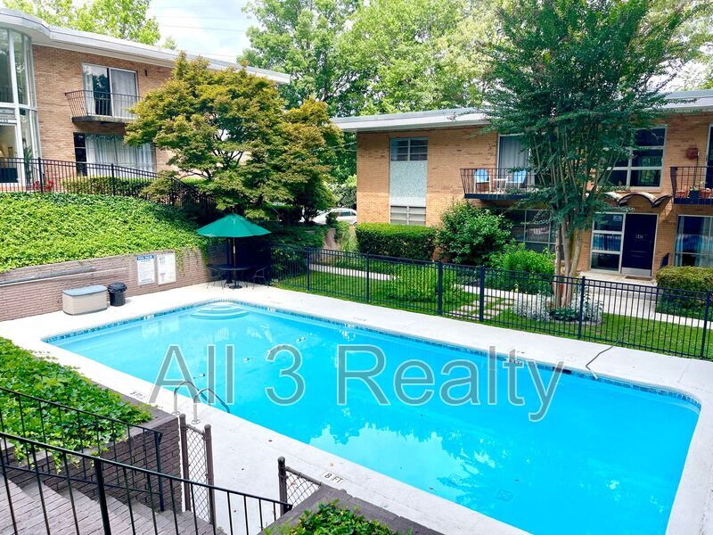 Primary Photo - 1235 Woodland Ave NE