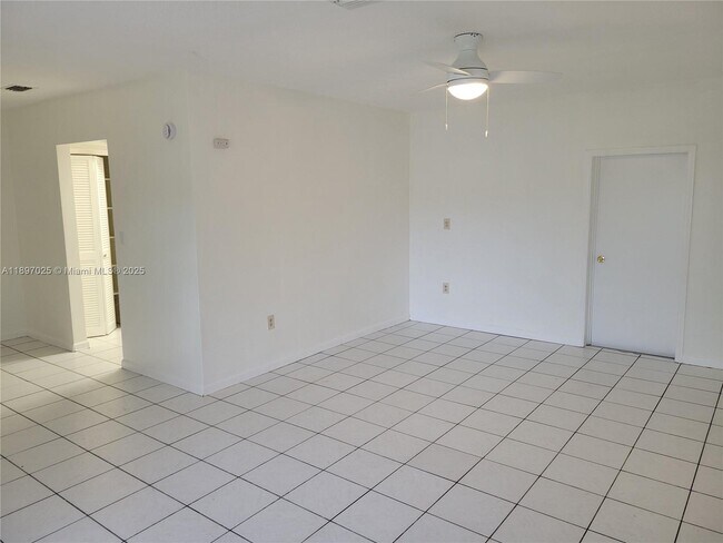 Foto del edificio - 7101 NW 24th St