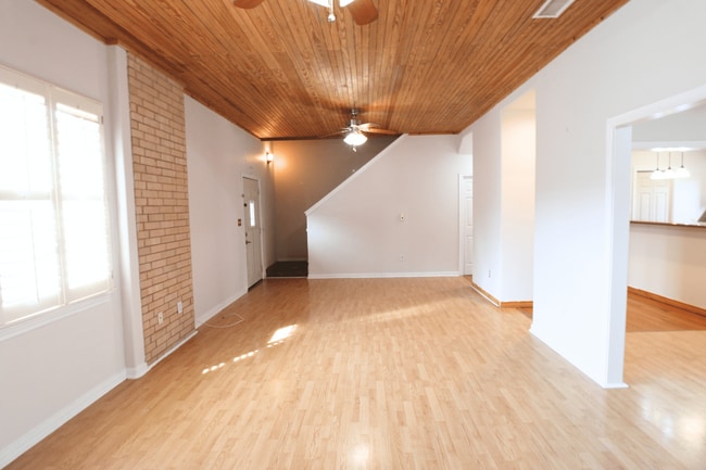 Foto del edificio - 2445 Monarch Dr