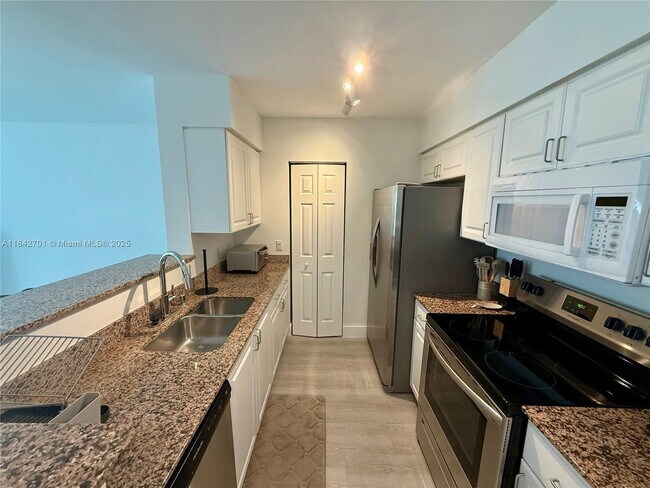 Building Photo - 1155 Brickell Bay Dr
