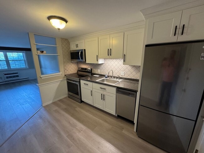 Building Photo - Freshly Updated 1 Bedroom Newburyport Cond...