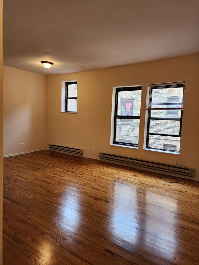 Building Photo - East Rogers Park Three Bedroom/Two Bath *I...