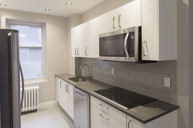 Building Photo - 4557 Rue Sherbrooke O