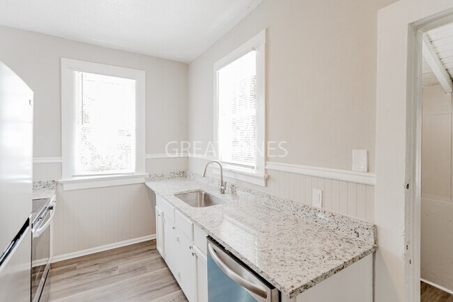 Building Photo - NOW OFFERING HALF OFF FIRST FULL MONTH IF ...
