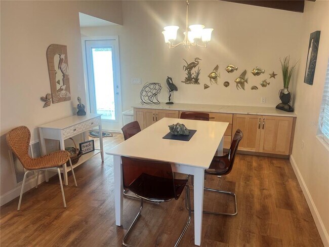 Foto del edificio - 6020 Midnight Pass Rd