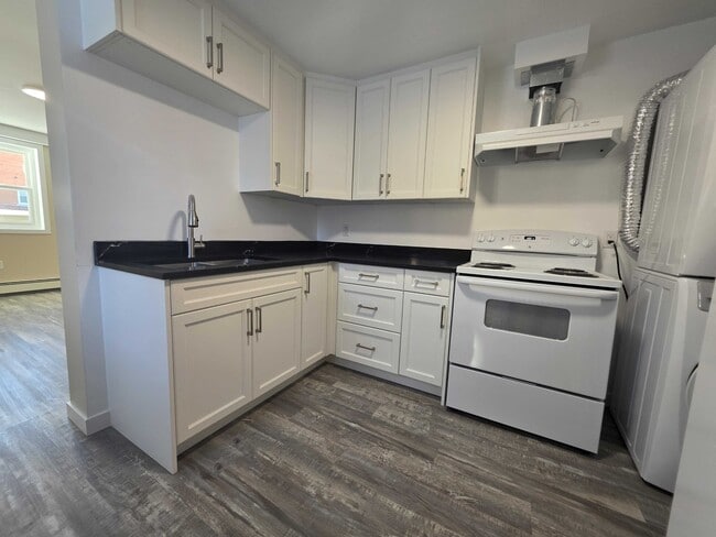 Building Photo - 712 Victoria St