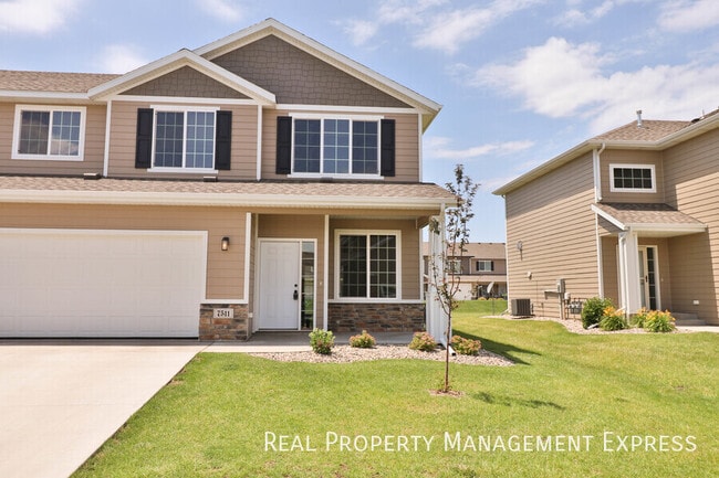 Building Photo - Beautiful 2 Story Townhome with Loads of A...