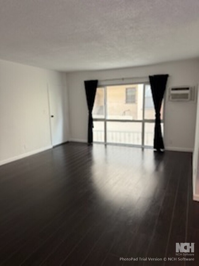 Sala de estar - Ventanas principales - 1217 S Orange Grove Ave