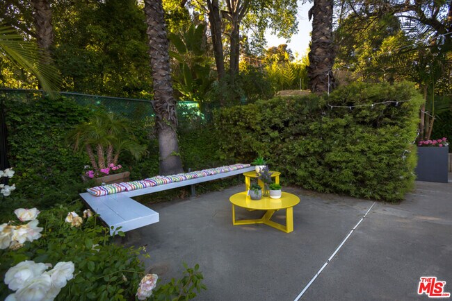 Foto del edificio - 774 N Kenter Ave