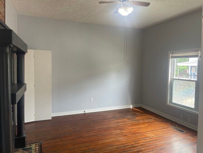 Building Photo - 125 Montmullin St