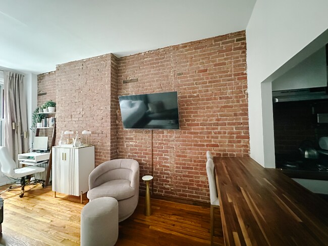 Foto del edificio - 331 E 92nd St