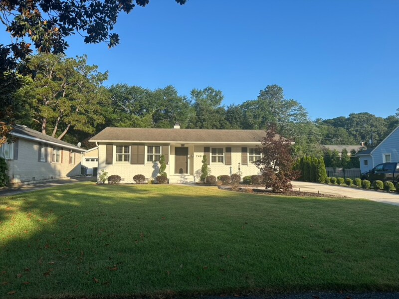Foto principal - 749 Poinsettia St