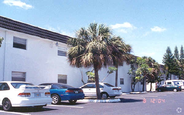 Building Photo - College Square