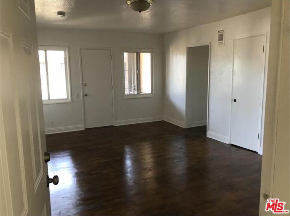 Foto principal - 7620 S Western Ave